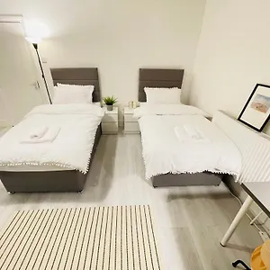 Leytonstone House - Sleepylodge بيت ضيافة